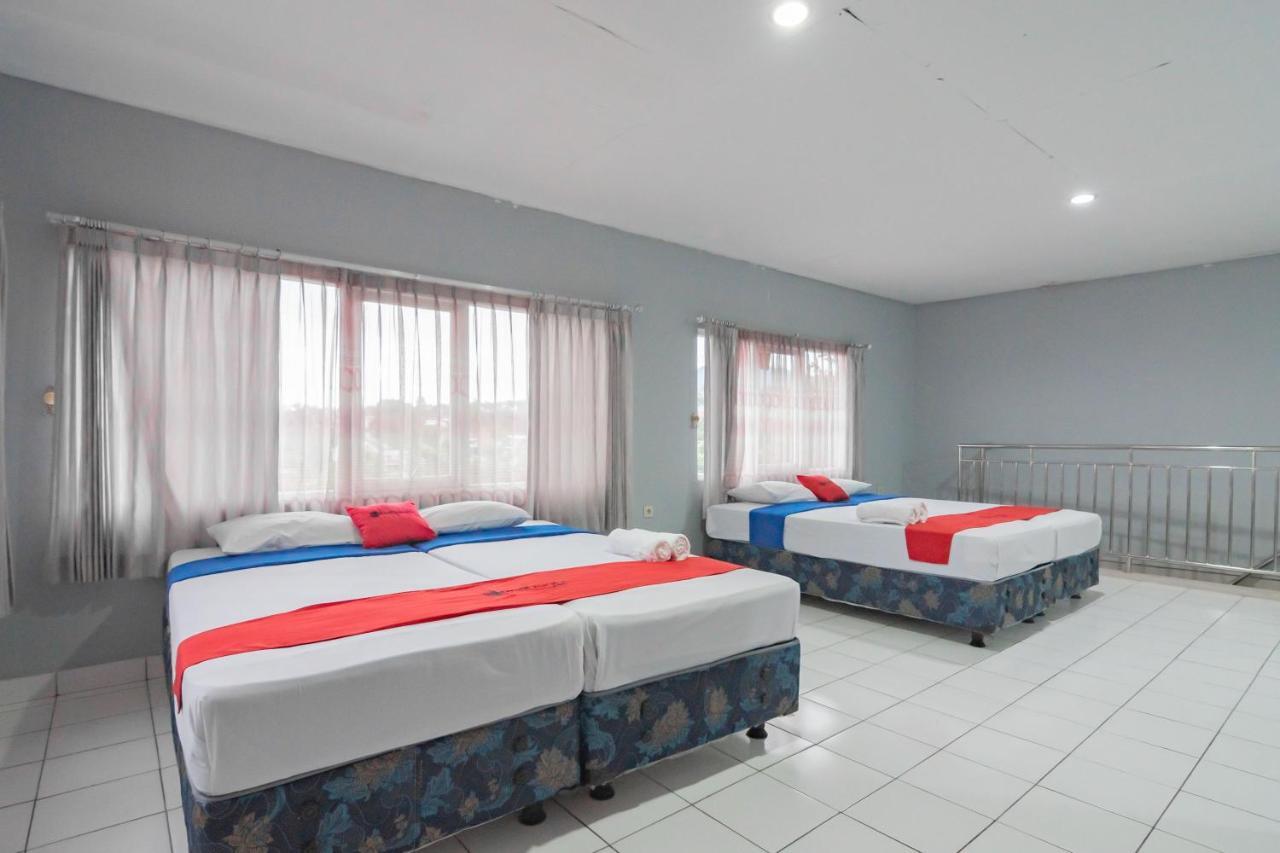 Отель Reddoorz At Jalan Raya Lembang Padasul Экстерьер фото