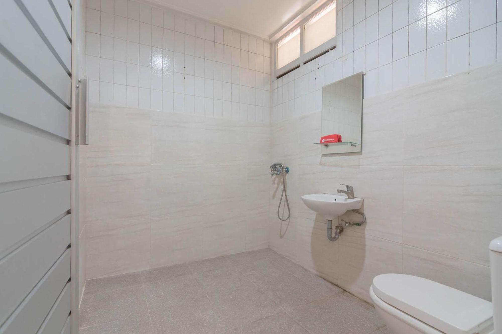Отель Reddoorz At Jalan Raya Lembang Padasul Номер фото
